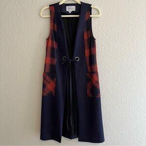 Sleeveless cardigan vest. BCBGGeneration. Blue and patterned colors.